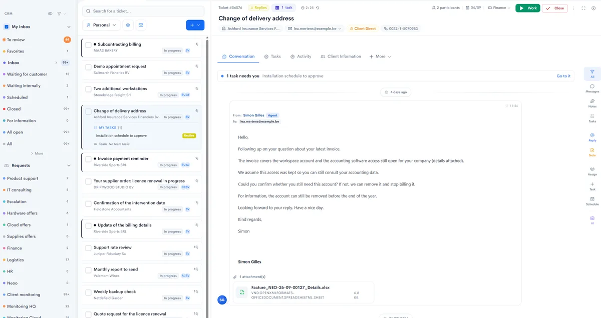 La boîte de réception des tickets de Neoo : files par type de demande, tickets de plusieurs clients et une conversation ouverte avec le contexte du client