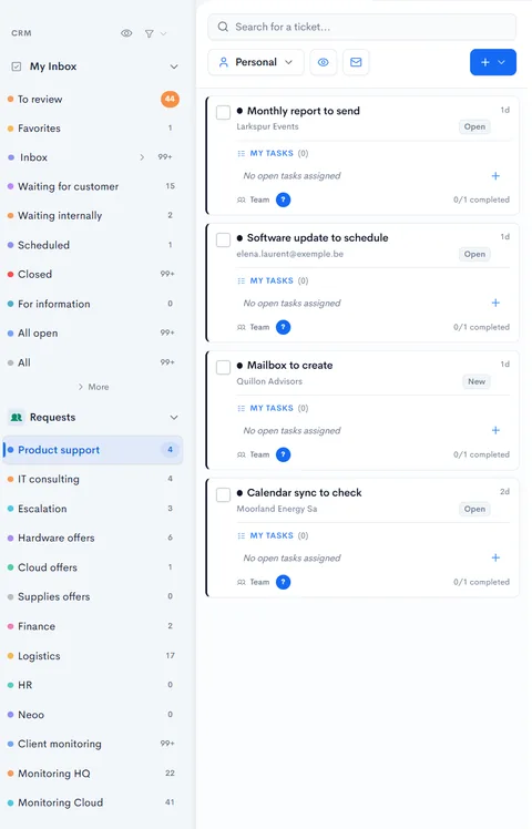 Boîte de réception dans Neoo : vues personnelles, files d’équipe avec leur nombre de demandes et cartes de tickets avec leur client, leur statut et leurs tâches.